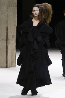 Yohji Yamamoto Fall 2018 Ready-to-Wear , Ёдзи Ямамото осень зима 2018 , Fashion show , неделя моды в Париже , PFW , Mainstyles